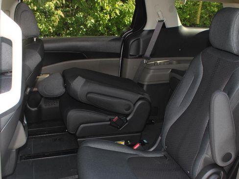 New 2026 Kia Carnival LX FWD image 18
