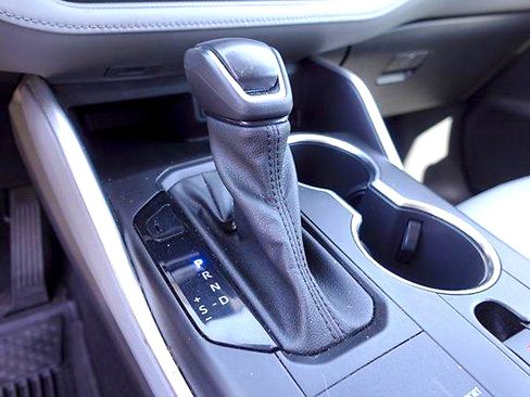 Used 2022 Toyota Highlander XLE AWD/4WD image 19