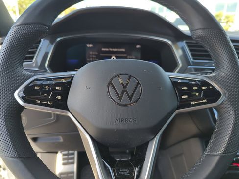 Used 2022 Volkswagen Tiguan SE R-Line image 43