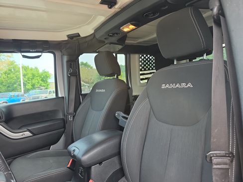 Used 2018 Jeep Wrangler Unlimited Sahara AWD/4WD image 12