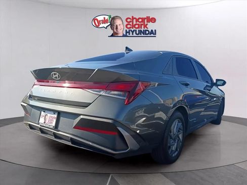 Used 2024 Hyundai Elantra SEL FWD image 3
