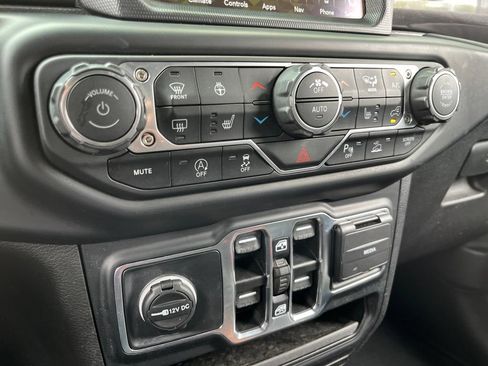 Used 2022 Jeep Wrangler Unlimited Sahara AWD/4WD image 35