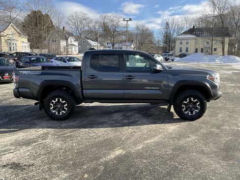 Used 2021 Toyota Tacoma TRD Off-Road w/ Technology Package image 4