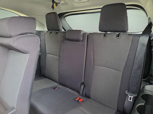 Used 2025 Toyota Highlander LE FWD image 10