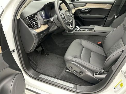 Used 2025 Volvo XC90 B6 Plus w/ Protection Package Premier image 11