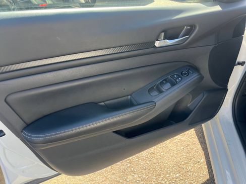 Used 2025 Nissan Altima 2.5 SV FWD image 18
