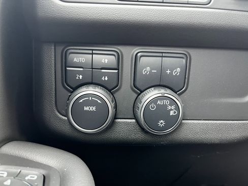 Used 2023 Chevrolet Suburban High Country image 29