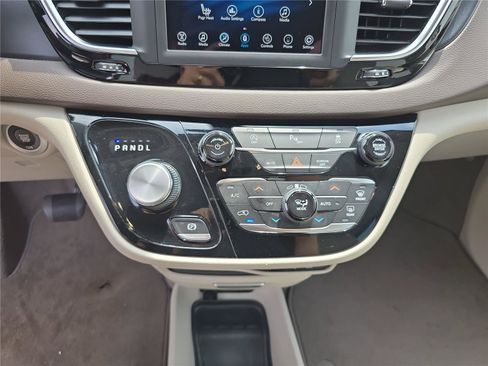 Used 2020 Chrysler Pacifica Touring-L FWD image 26