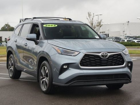 Used 2022 Toyota Highlander XLE image 2