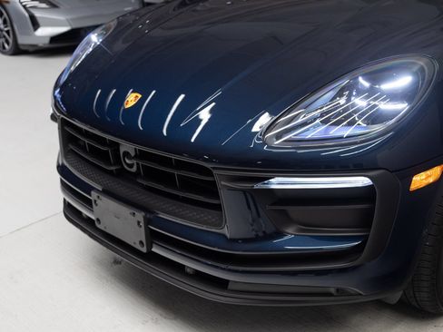 Certified 2023 Porsche Macan AWD/4WD image 32