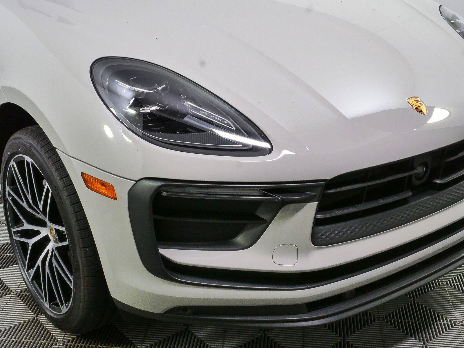 Certified 2026 Porsche Macan AWD/4WD image 34