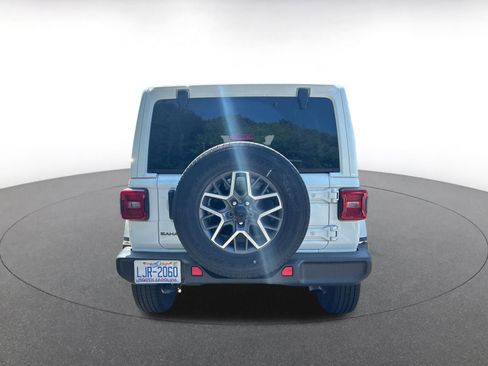 Used 2025 Jeep Wrangler Sahara image 6