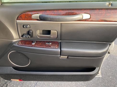Used 2008 Lincoln Town Car Signature Limited image 29
