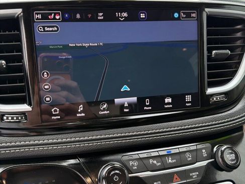 Used 2024 Chrysler Pacifica Limited w/ Uconnect Theater Family Group image 12