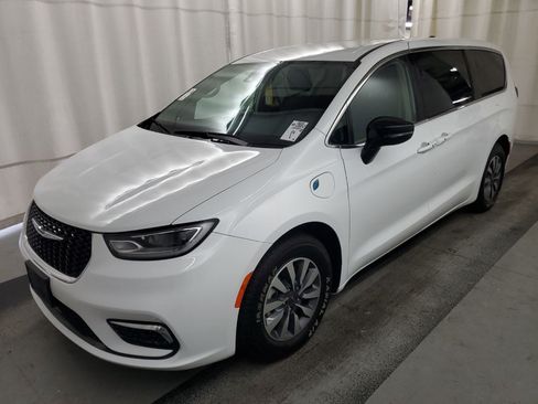 Used 2024 Chrysler Pacifica Limited FWD image 2