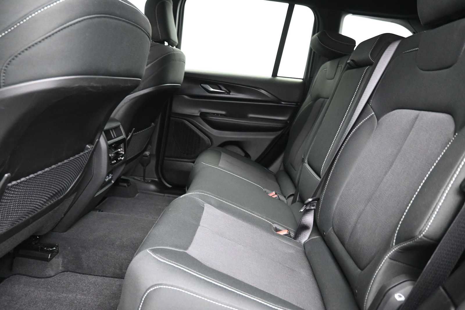 Used 2025 Jeep Grand Cherokee Laredo X w/ Luxury Tech Group I AWD/4WD image 13