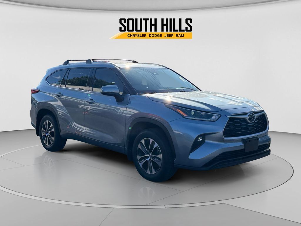 Used 2021 Toyota Highlander XLE AWD/4WD image 7