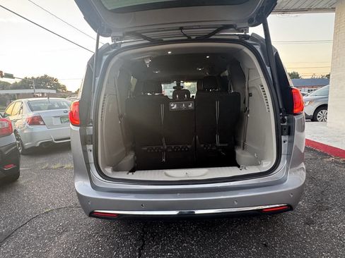 Used 2020 Chrysler Pacifica Touring-L image 10