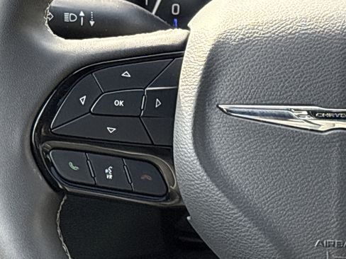 Certified 2025 Chrysler Pacifica Limited FWD image 23