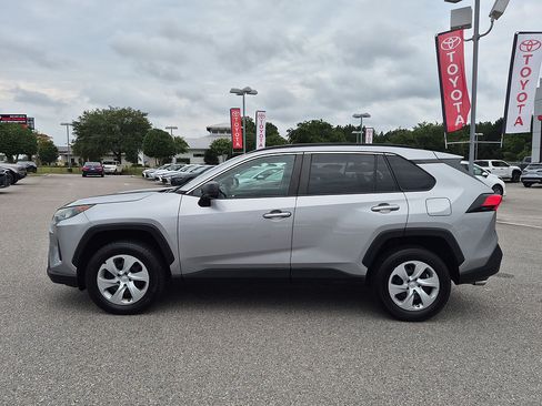 Used 2020 Toyota RAV4 LE FWD image 6