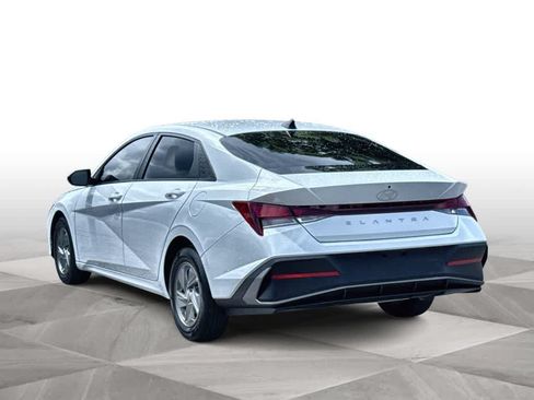 Used 2025 Hyundai Elantra SE FWD image 6