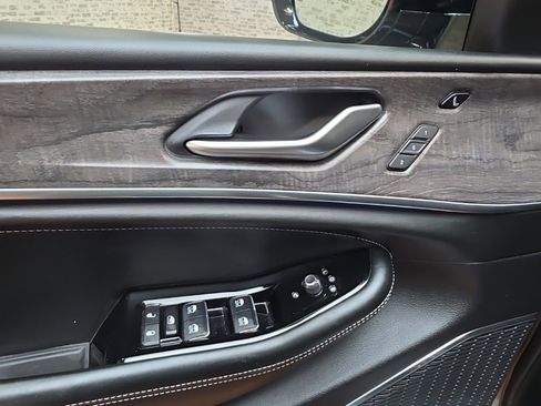 Used 2023 Jeep Grand Cherokee Overland w/ Adv Protech Group III image 30