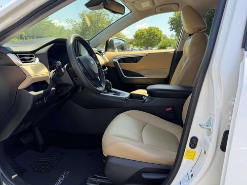 Used 2019 Toyota RAV4 LE w/ Carpet Mat Package AWD/4WD image 15