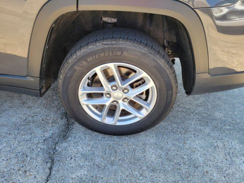Used 2025 Jeep Grand Cherokee L Laredo RWD image 8