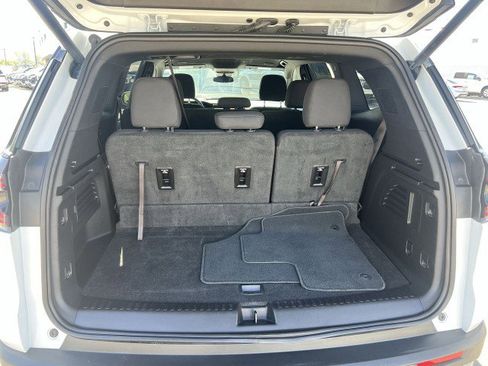 Used 2025 GMC Acadia Elevation image 25