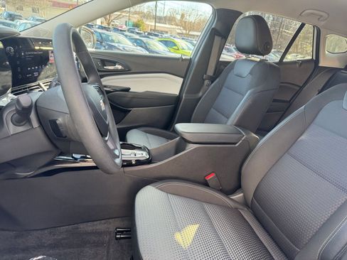 Used 2025 Chevrolet Trax LT image 30