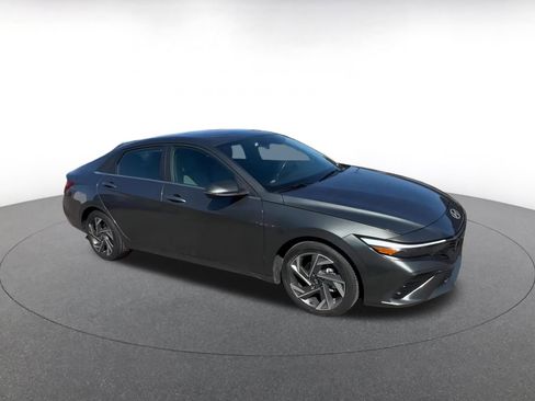 Used 2025 Hyundai Elantra Limited image 2