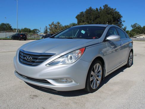 Used 2012 Hyundai Sonata SE w/ Navigation & Sunroof Pkg FWD image 2