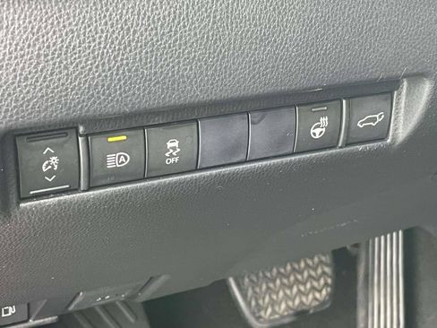 Used 2021 Toyota Venza XLE w/ Softex Package AWD/4WD image 19