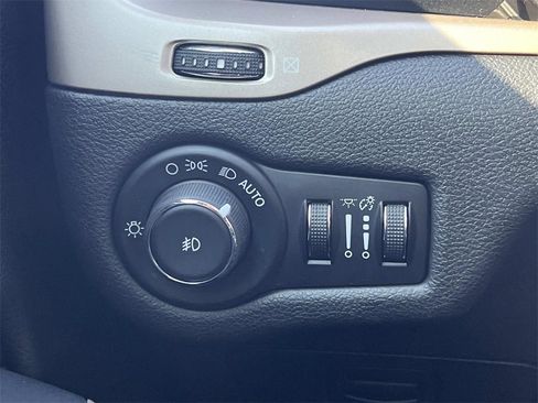 Used 2017 Jeep Cherokee Latitude image 22