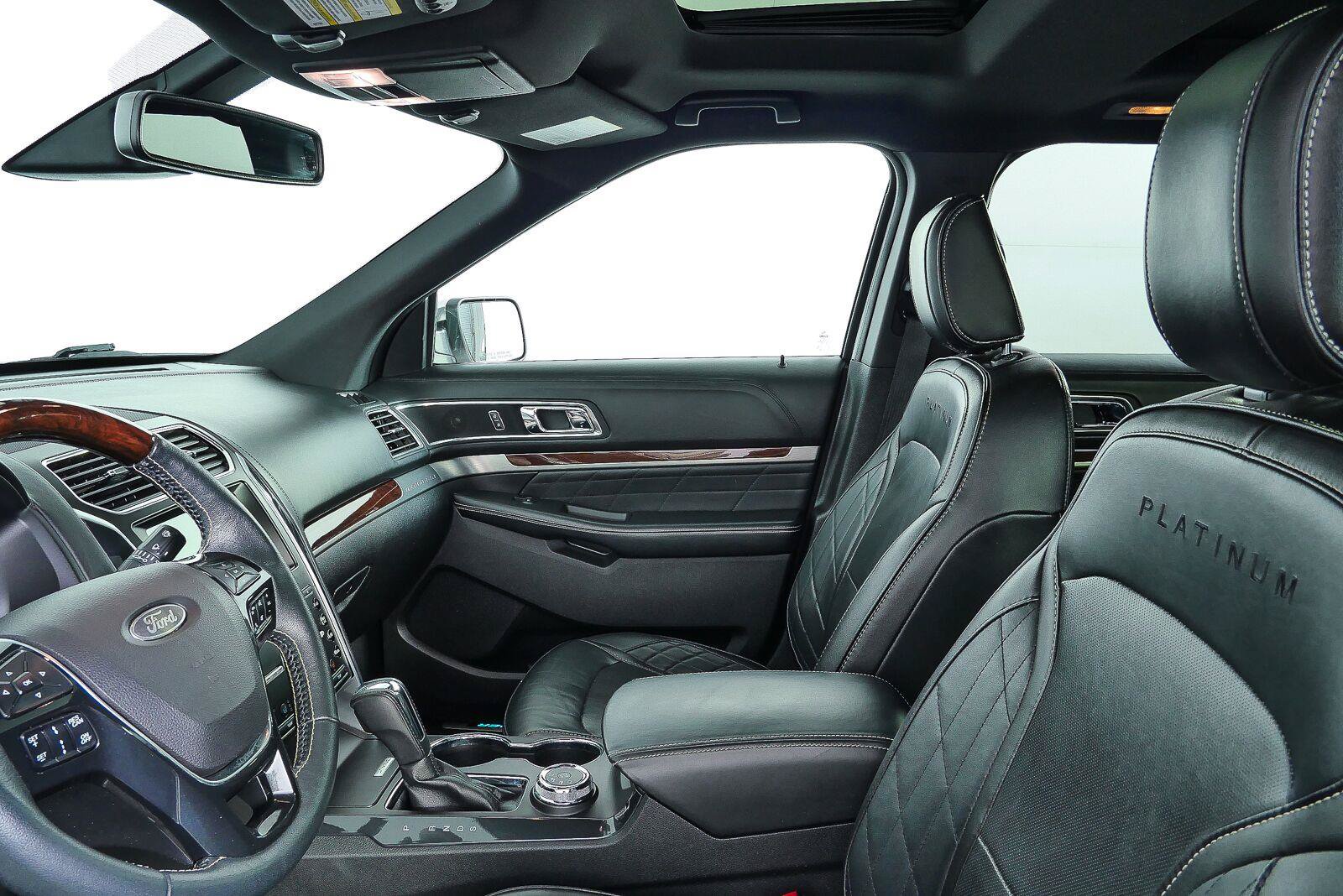 Used 2018 Ford Explorer Platinum AWD/4WD image 2