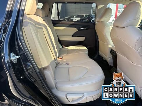 Used 2022 Toyota Highlander XLE image 18