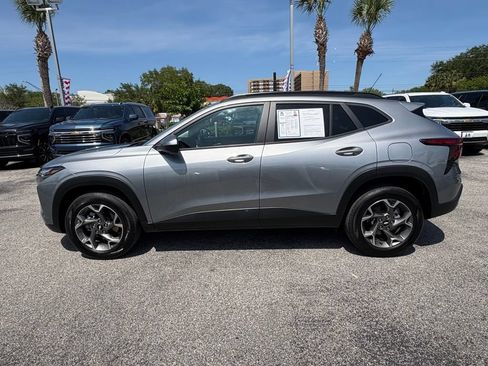 Used 2025 Chevrolet Trax LT w/ LT Convenience Package FWD image 4