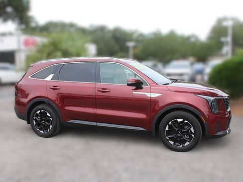 Certified 2025 Kia Sorento S FWD image 4