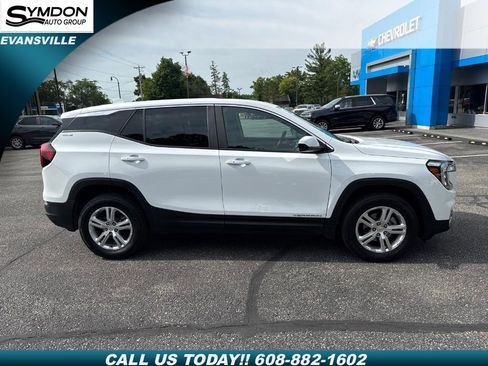 Used 2024 GMC Terrain SLE image 2