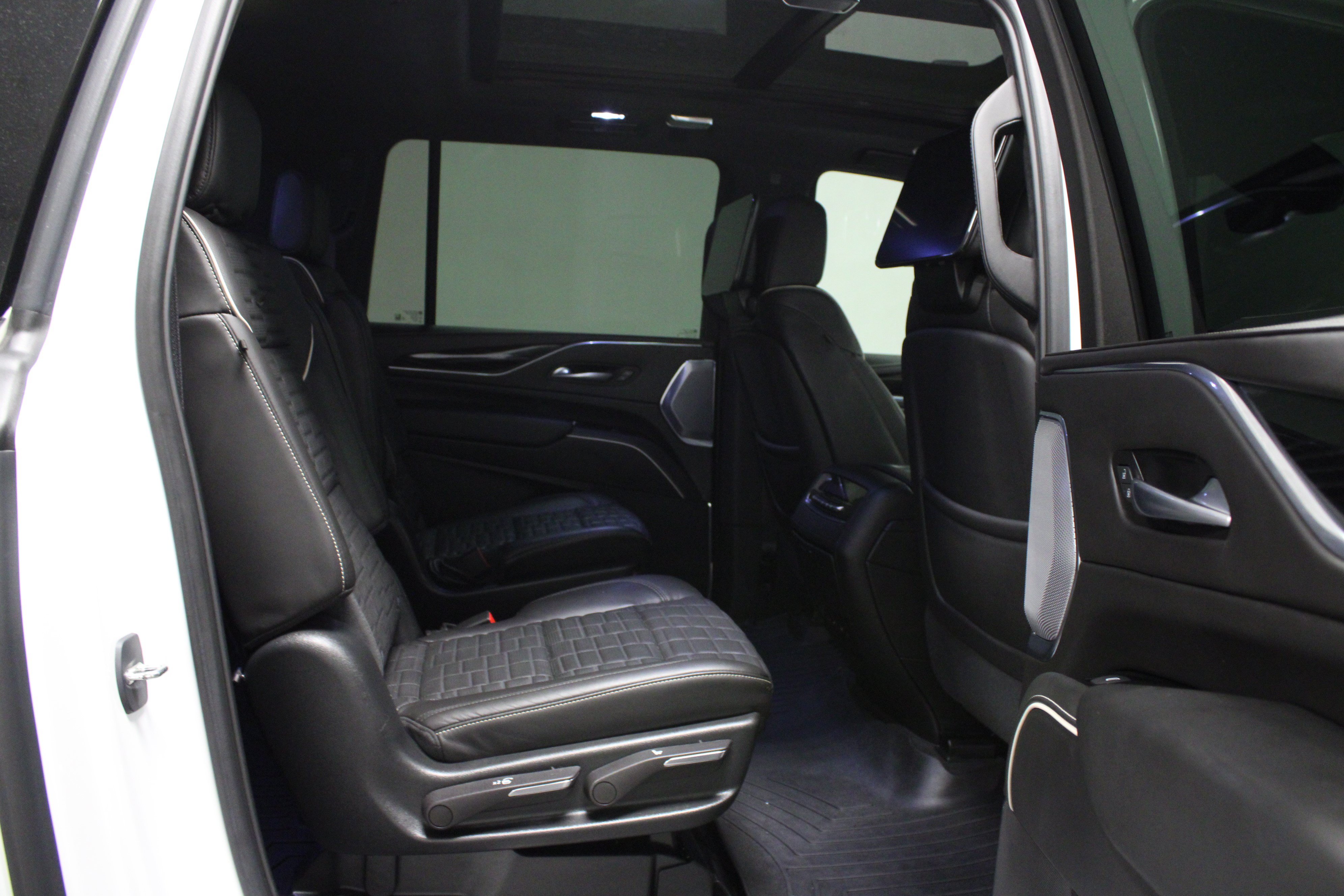 Used 2023 Cadillac Escalade ESV V w/ Heavy-Duty Trailer Package AWD/4WD image 17