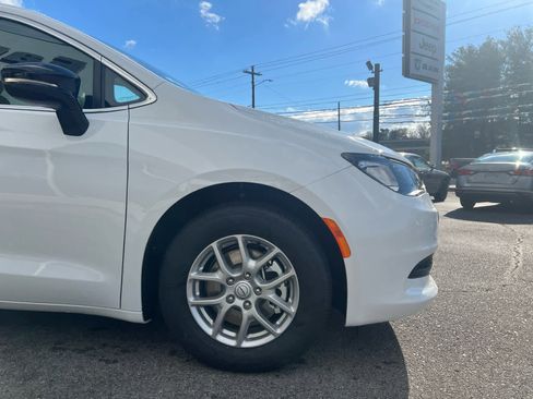 New 2026 Chrysler Voyager LX image 5