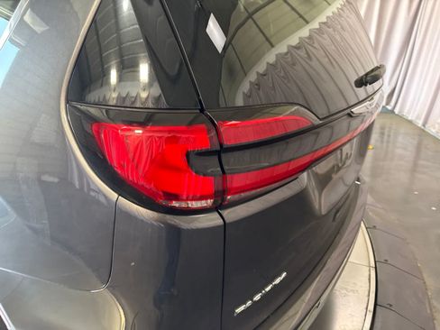 Used 2023 Chrysler Pacifica Touring-L FWD image 12