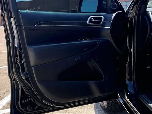Used 2018 Jeep Grand Cherokee Overland RWD image 25