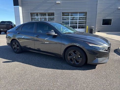 Used 2022 Hyundai Elantra SEL FWD image 2
