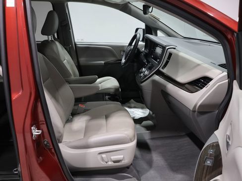 Used 2020 Toyota Sienna XLE image 22