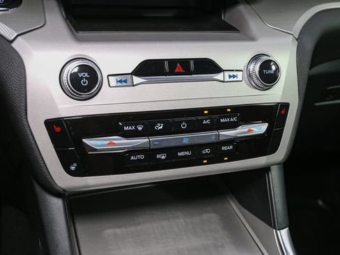 Used 2023 Ford Explorer XLT w/ Equipment Group 202A AWD/4WD image 27