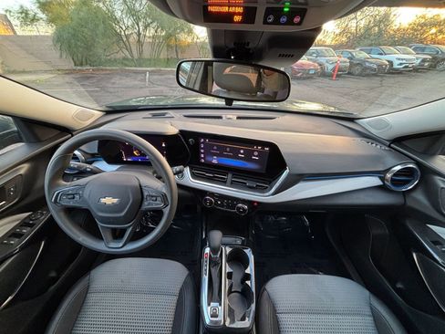 Used 2025 Chevrolet Trax LT image 32
