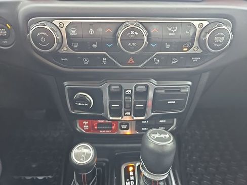 Used 2018 Jeep Wrangler Unlimited Rubicon w/ Dual Top Group AWD/4WD image 17
