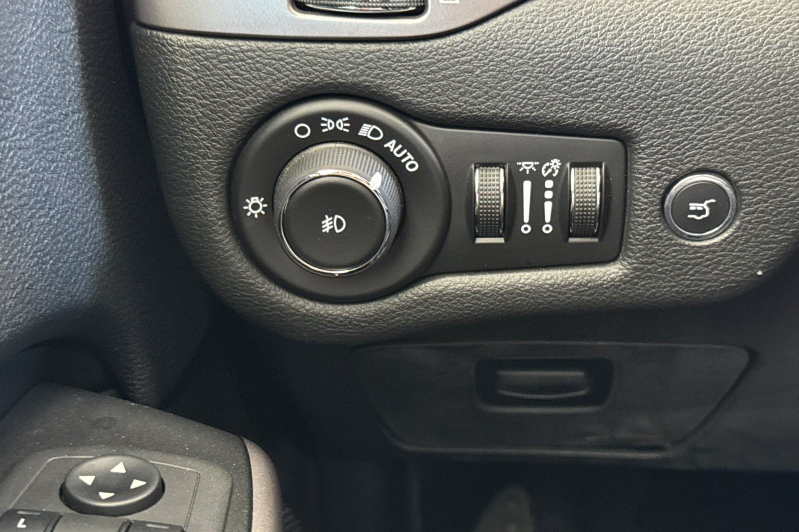 Used 2019 Jeep Cherokee Limited FWD image 37