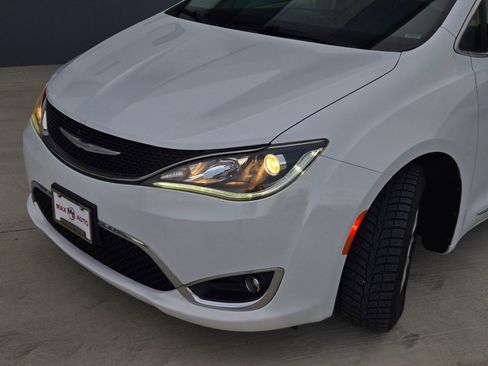 Used 2018 Chrysler Pacifica Touring-L image 44